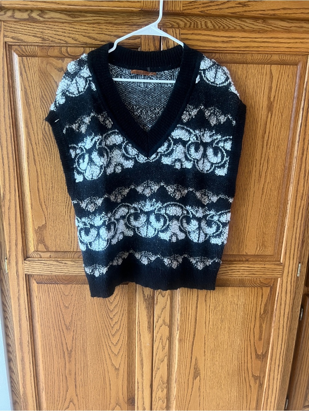 Belldini Black and White V-Neck Patterned Sweater Vest
